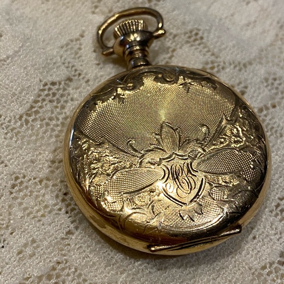 Ladies WALTHAM gold filled pocket watch - Picture 2 of 4